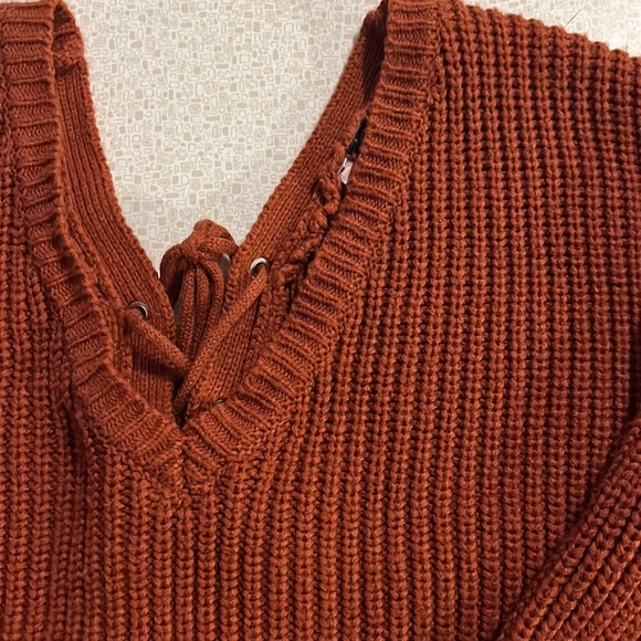 Chunky orange sweater with lace up back. It’s and XL but fits like a medium - Picture 2 of 3